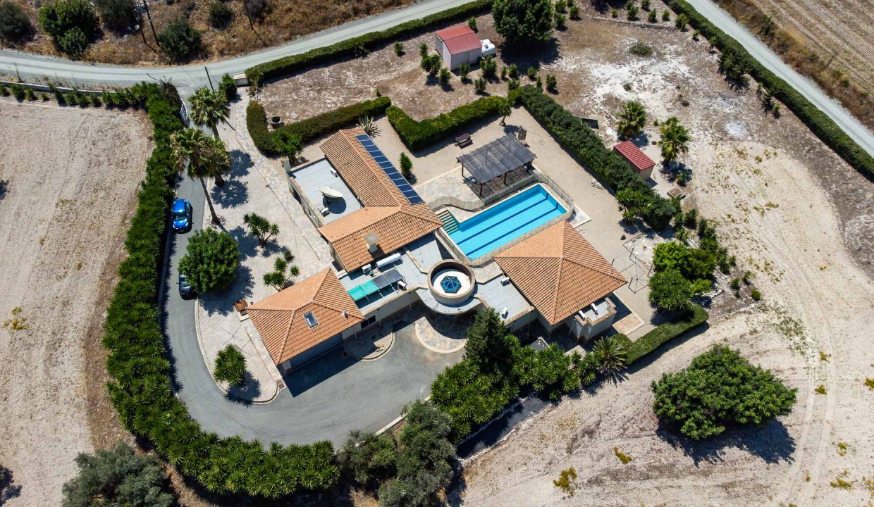 6 Bedroom Villa For Sale - Skarinou, Larnaca: ID 664 06 - ID 664 - Comark Estates