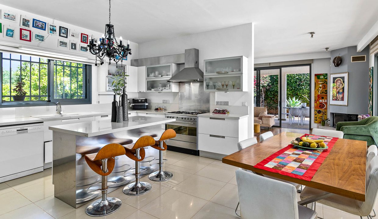 6 Bedroom Villa For Sale - Konia, Paphos: ID 1031 28 - ID 1031 - Comark Estates